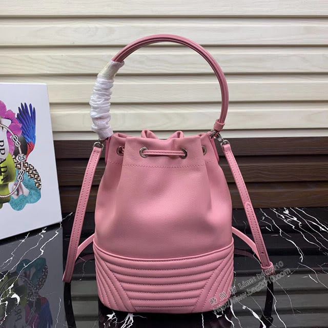 prada女包 普拉達2020最新款繡線水桶包 時尚百搭 prada手腕包 1BH038 Prada單肩手提包  pyd2402